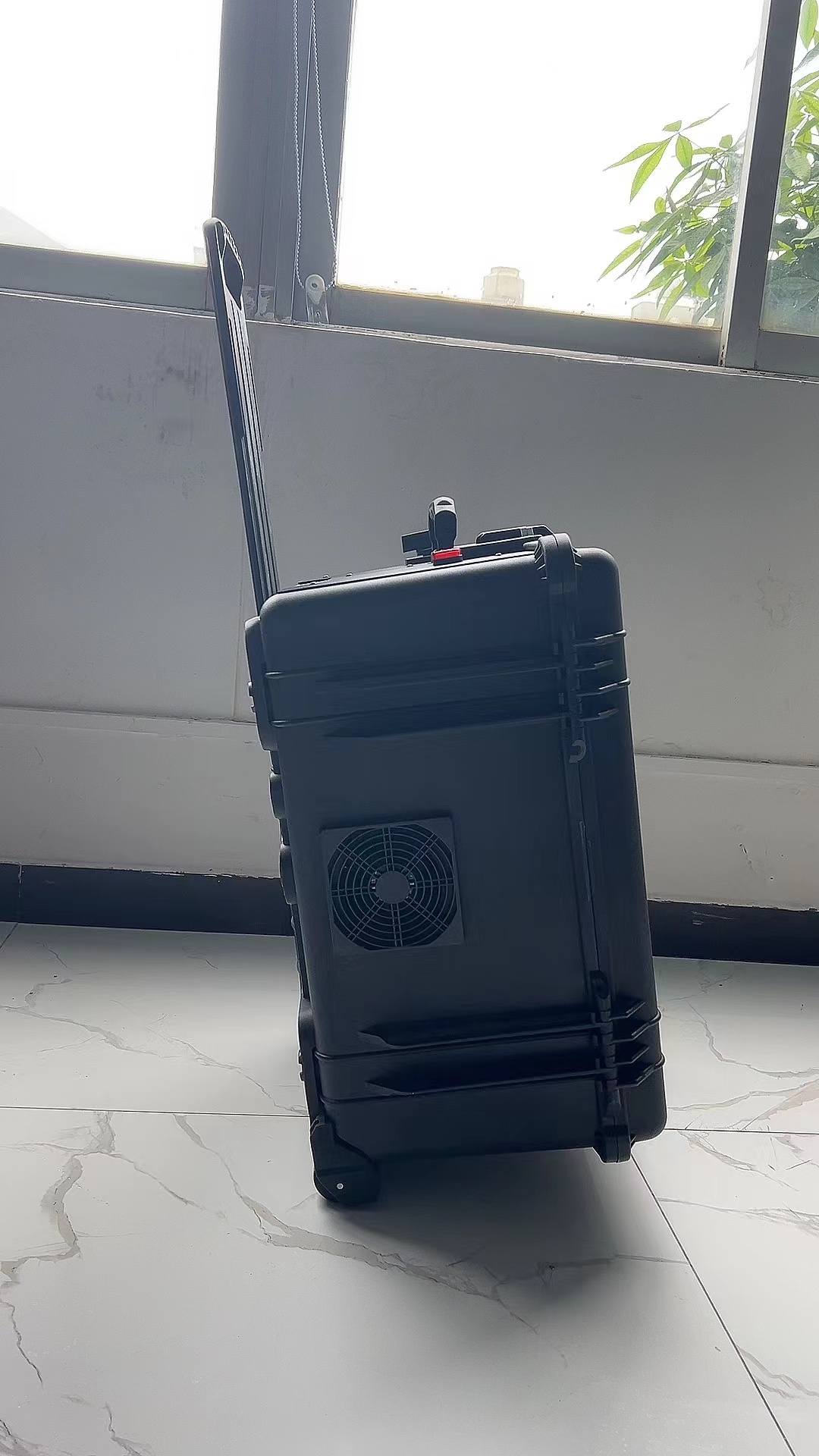 于洪手拉箱型移动通信干扰器